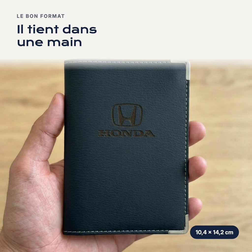 Porte-carte grise Honda en simili cuir tenu dans une main