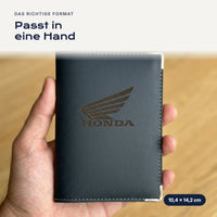 Fahrzeugscheinhülle Honda Moto aus Kunstleder in einer Hand