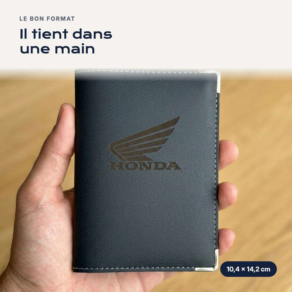 Porte-carte grise Honda Moto en simili cuir tenu dans une main