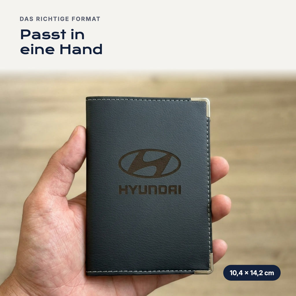 Fahrzeugscheinhülle Hyundai aus Kunstleder in einer Hand