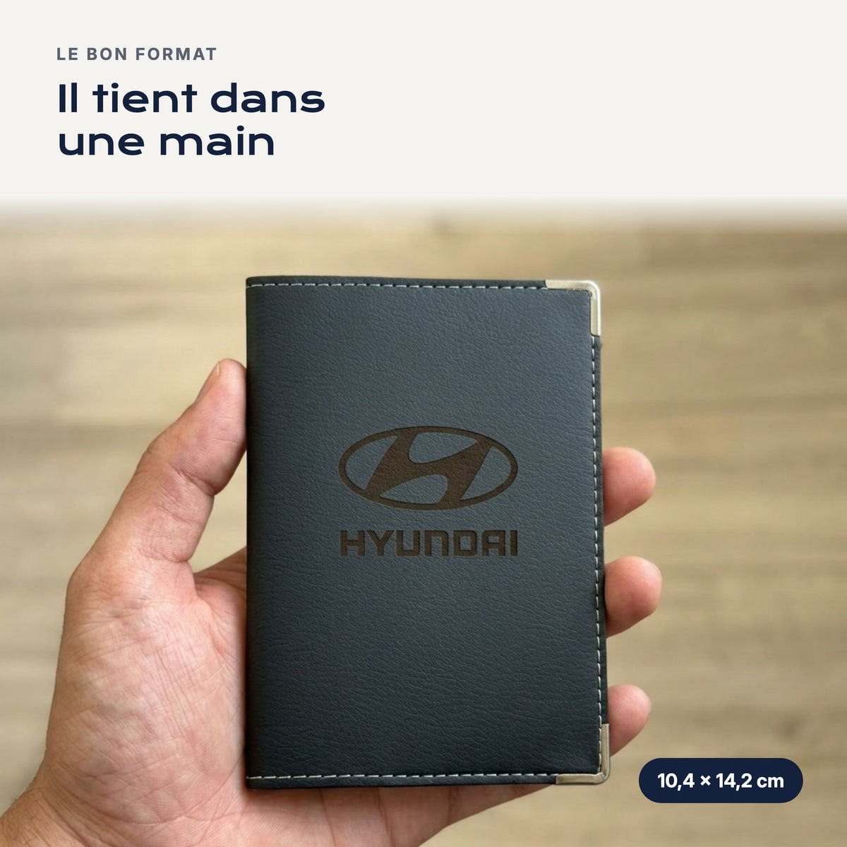 Porte-carte grise Hyundai en simili cuir tenu dans une main