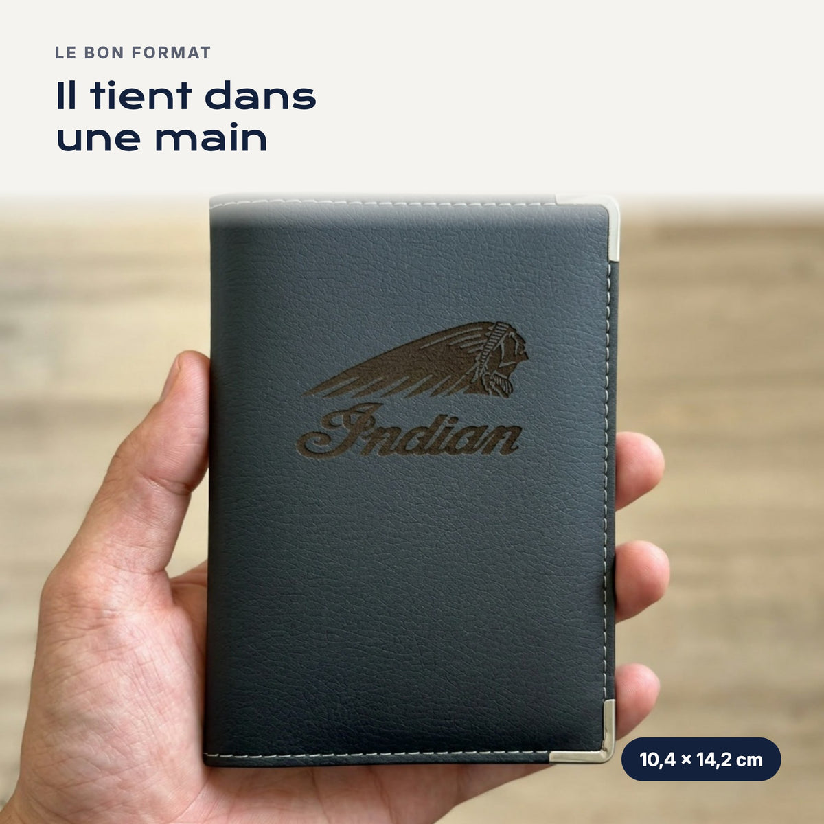 Porte-carte grise Indian Motorcycle en simili cuir tenu dans une main