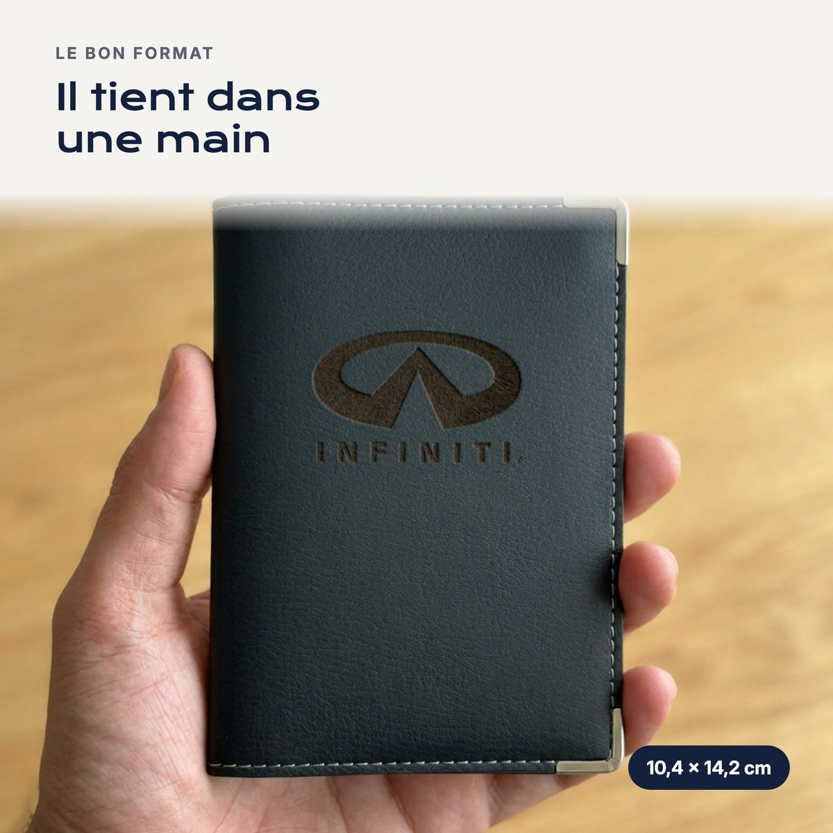 Porte-carte grise Infiniti en simili cuir tenu dans une main