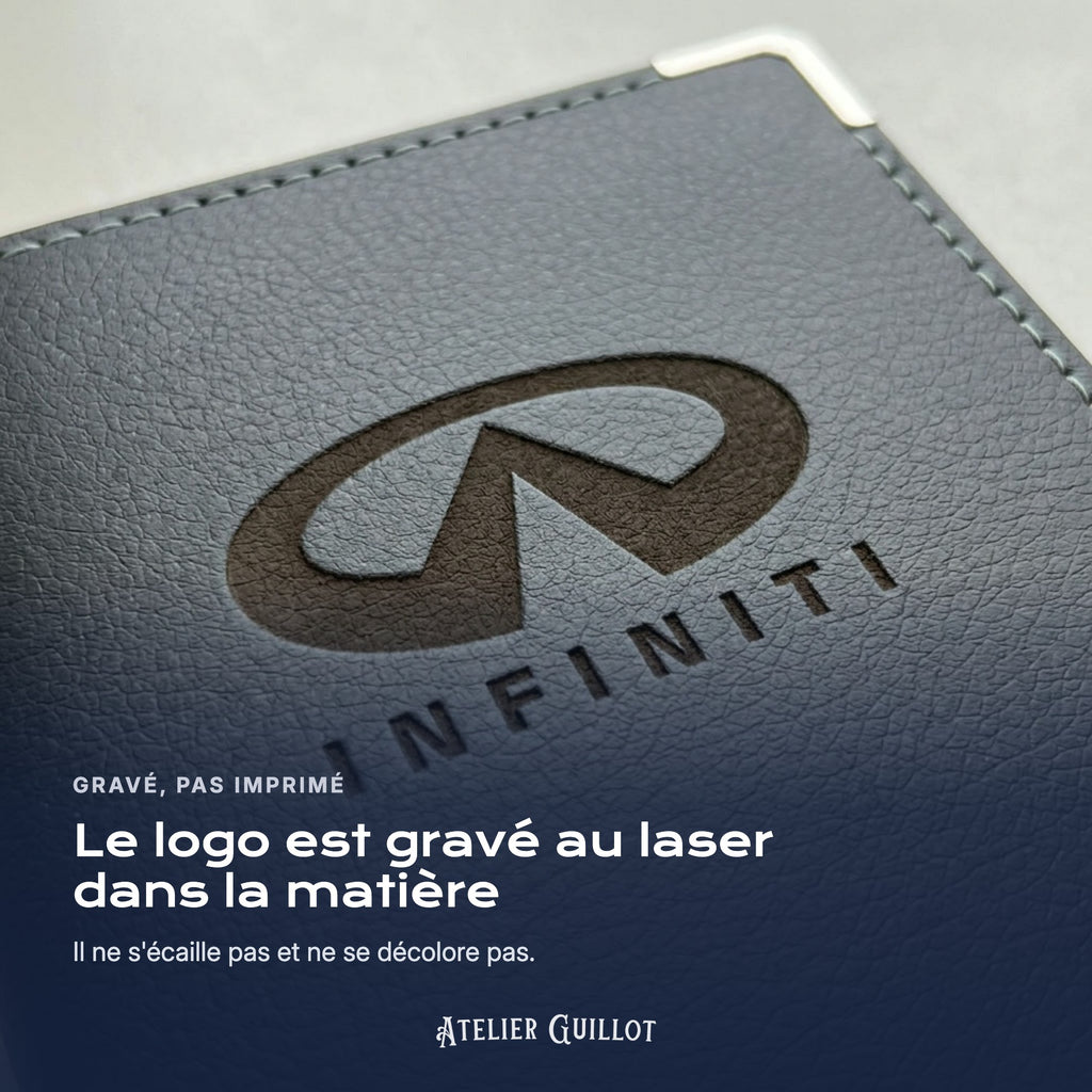 Logo Infiniti gravé au laser dans le simili cuir
