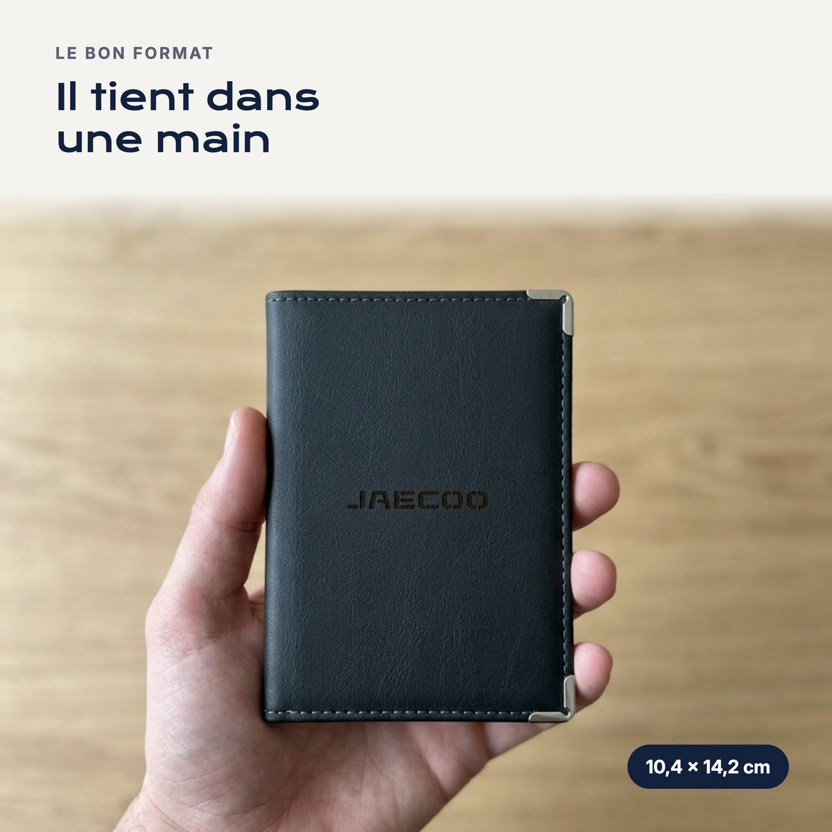 Porte-carte grise Jaecoo en simili cuir tenu dans une main