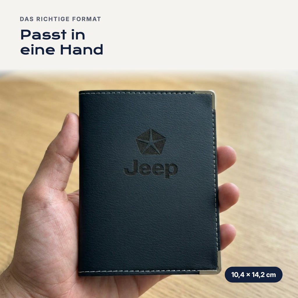 Fahrzeugscheinhülle Jeep aus Kunstleder in einer Hand