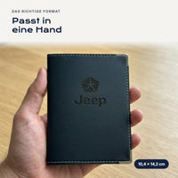 Fahrzeugscheinhülle Jeep aus Kunstleder in einer Hand