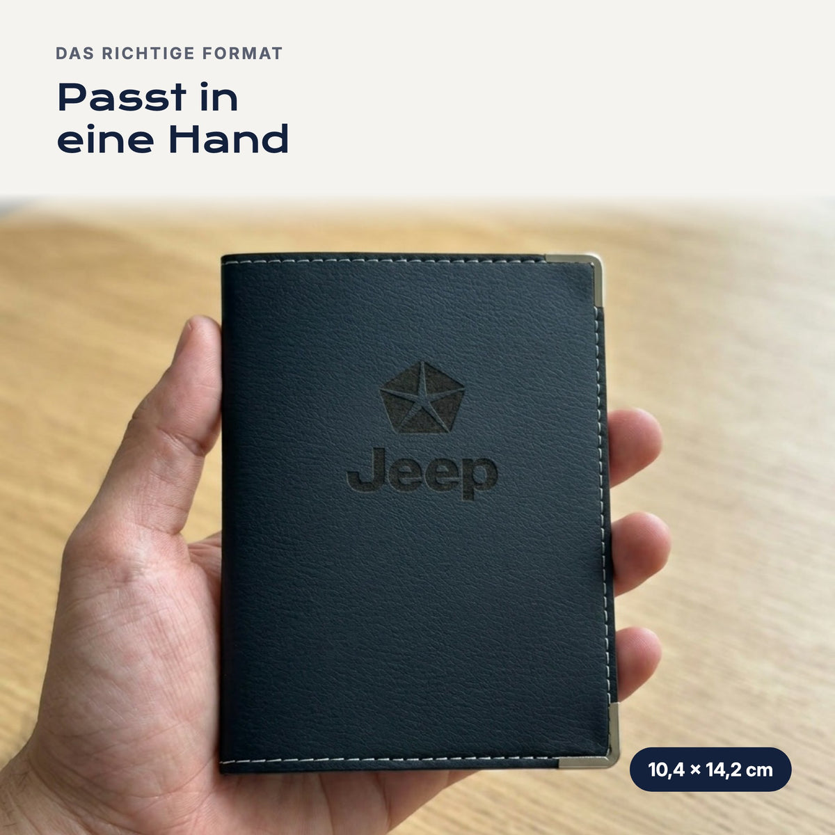 Fahrzeugscheinhülle Jeep aus Kunstleder in einer Hand