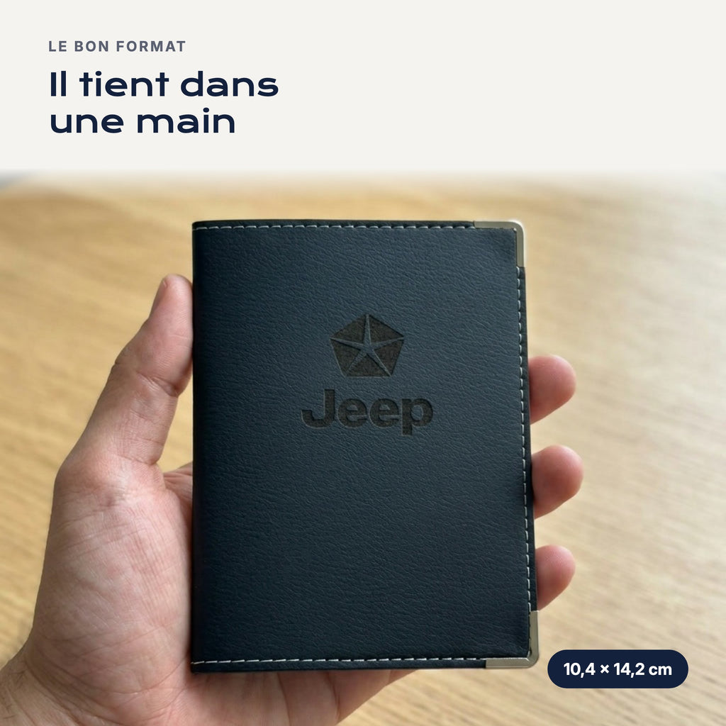 Porte-carte grise Jeep en simili cuir tenu dans une main