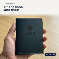 Porte-carte grise Jeep en simili cuir tenu dans une main