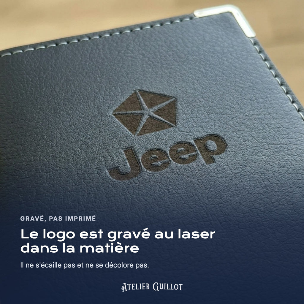 Logo Jeep gravé au laser dans le simili cuir