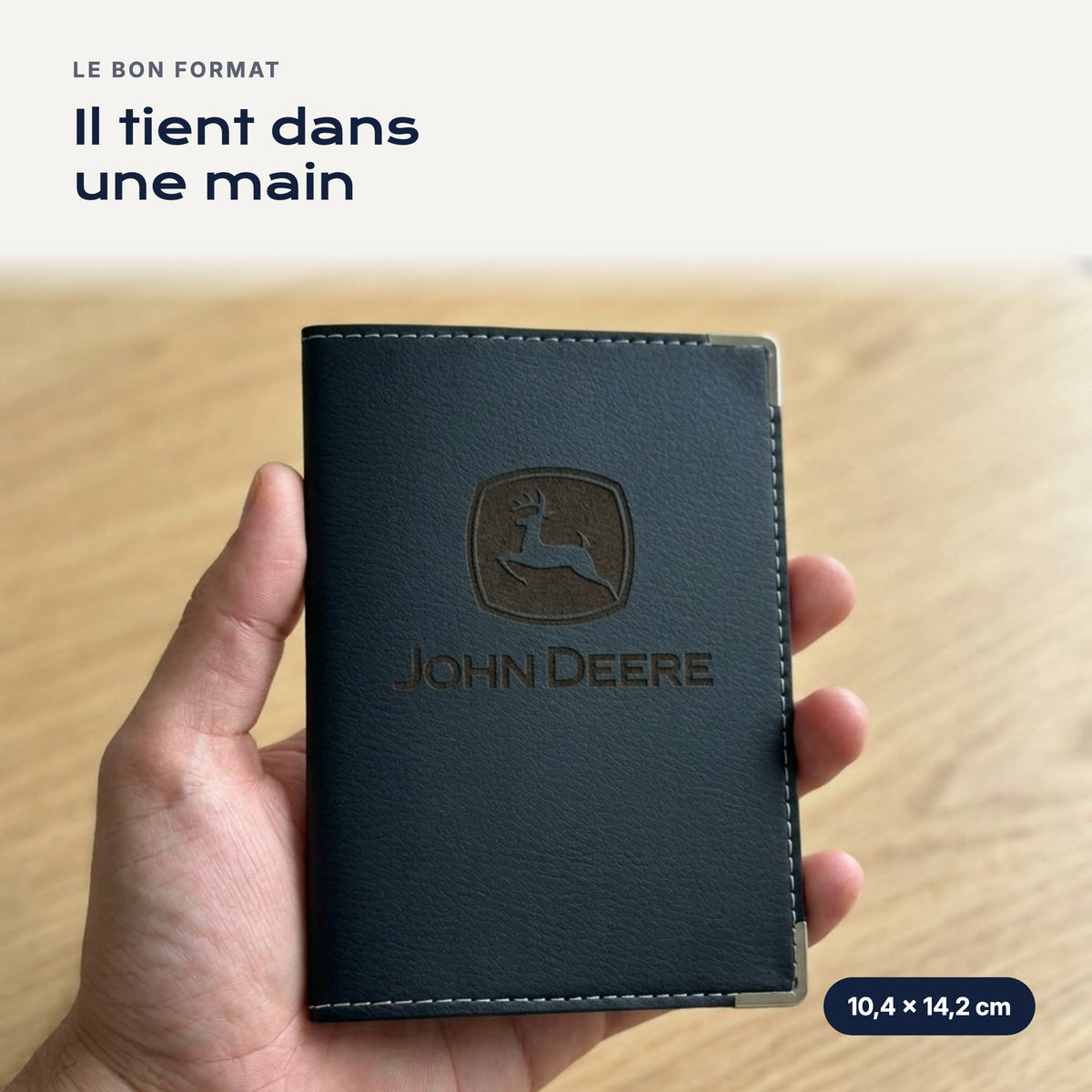Porte-carte grise John Deere en simili cuir tenu dans une main
