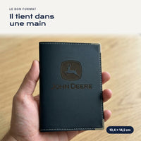 Porte-carte grise John Deere en simili cuir tenu dans une main