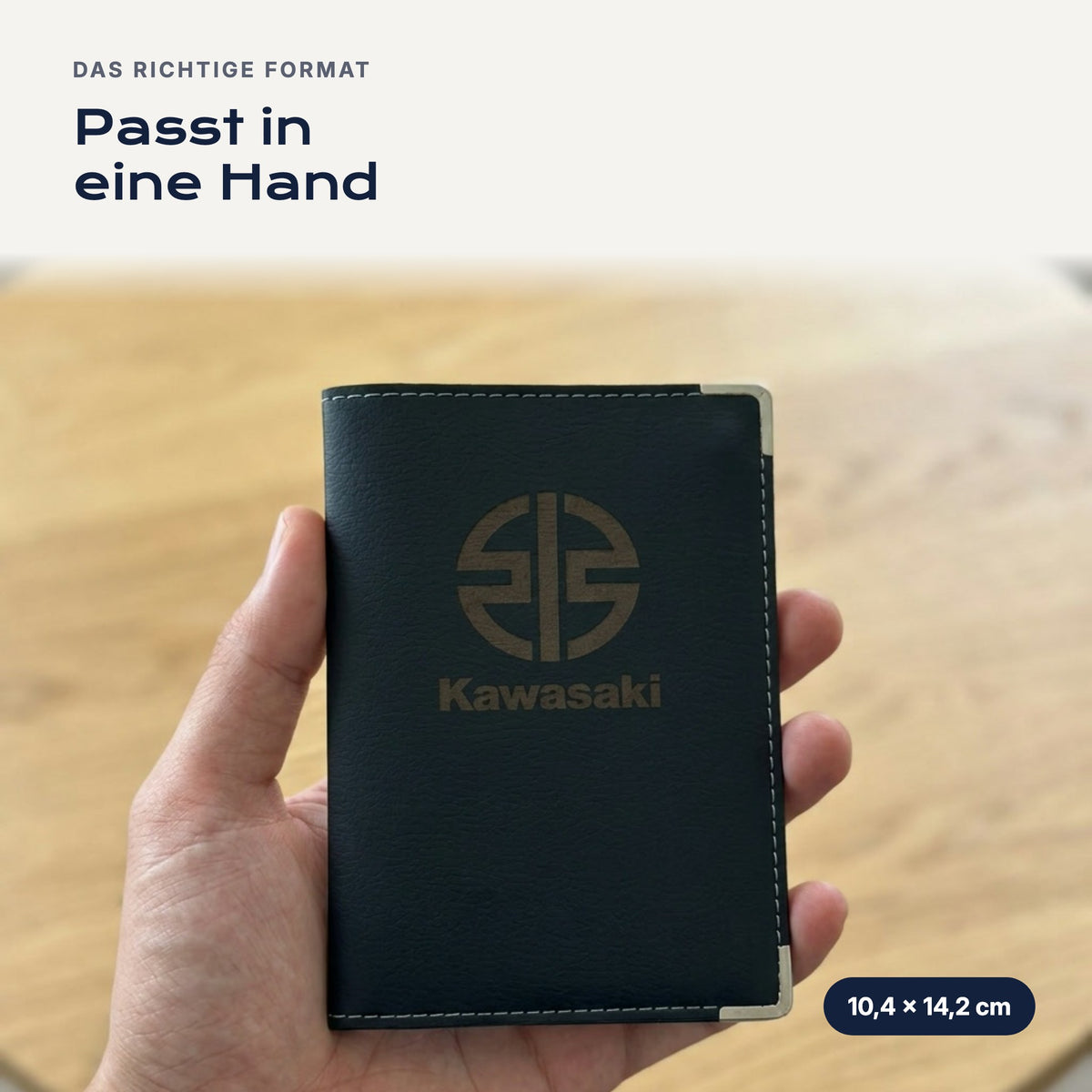 Fahrzeugscheinhülle Kawasaki aus Kunstleder in einer Hand