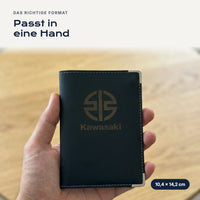 Fahrzeugscheinhülle Kawasaki aus Kunstleder in einer Hand