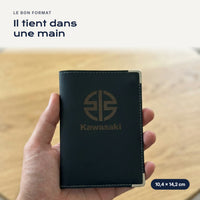 Porte-carte grise Kawasaki en simili cuir tenu dans une main
