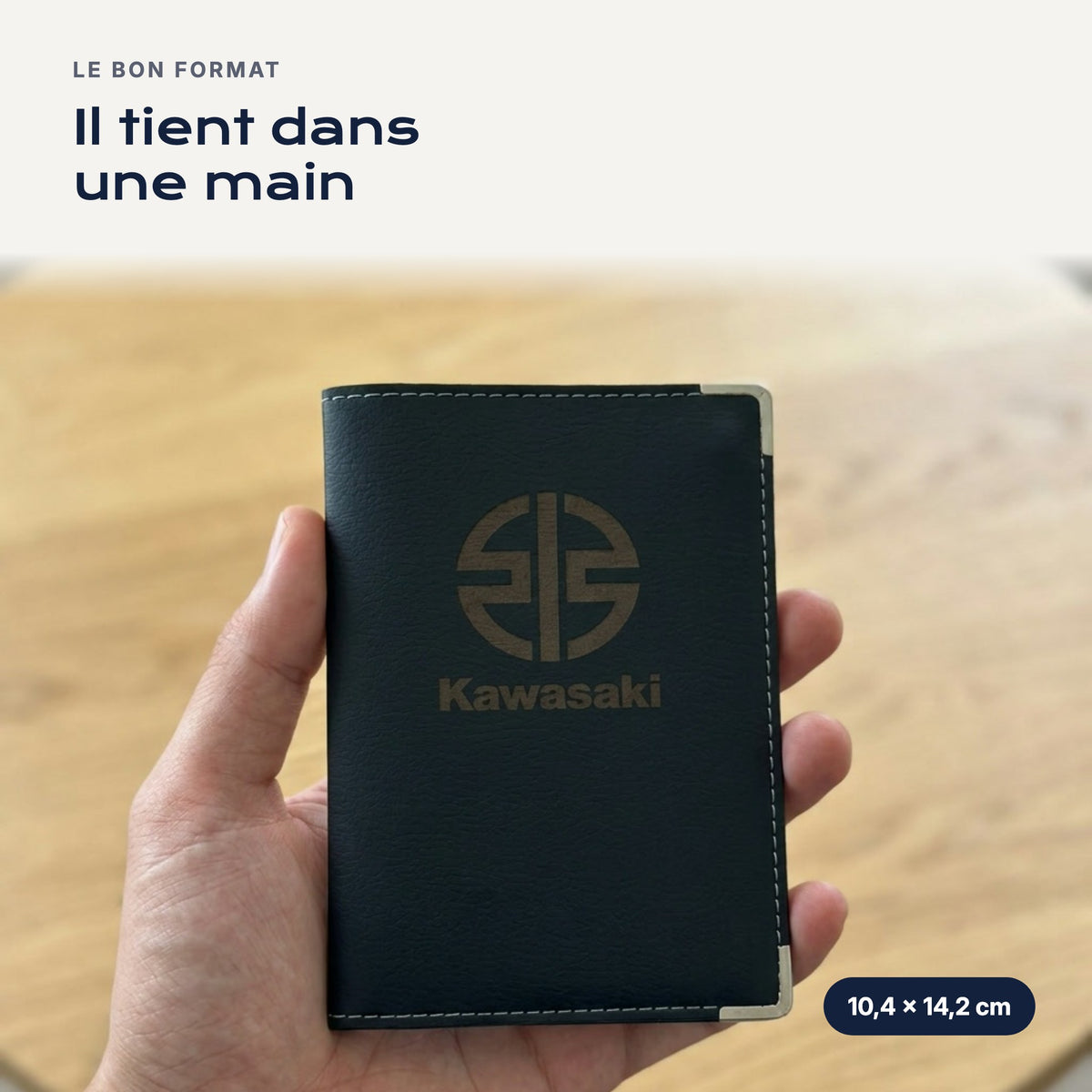 Porte-carte grise Kawasaki en simili cuir tenu dans une main