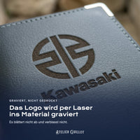 Logo Kawasaki, per Laser in Kunstleder graviert
