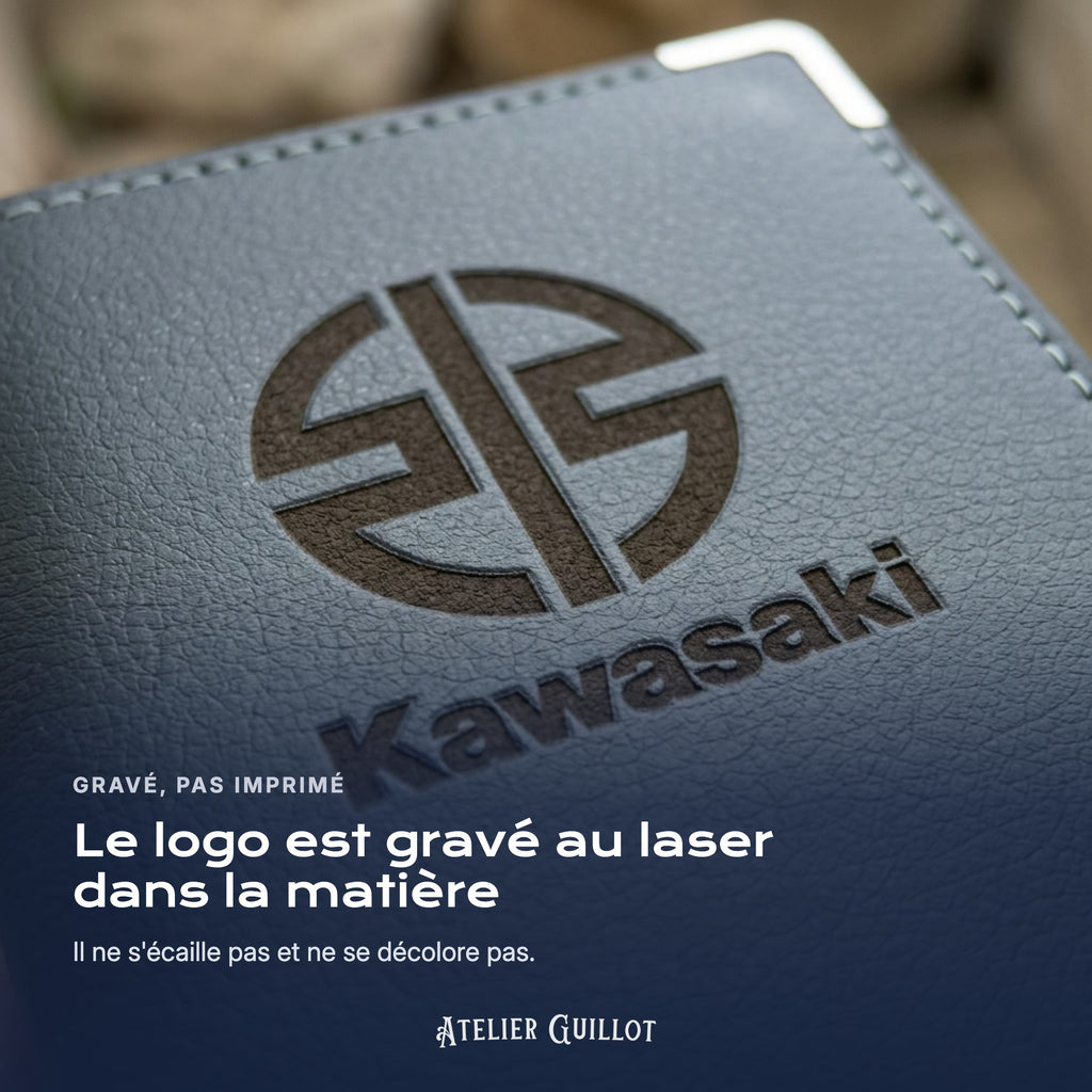Logo Kawasaki gravé au laser dans le simili cuir