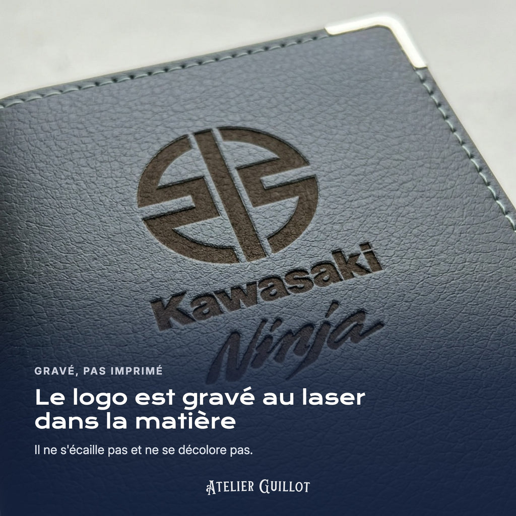 Logo Kawasaki Ninja gravé au laser dans le simili cuir