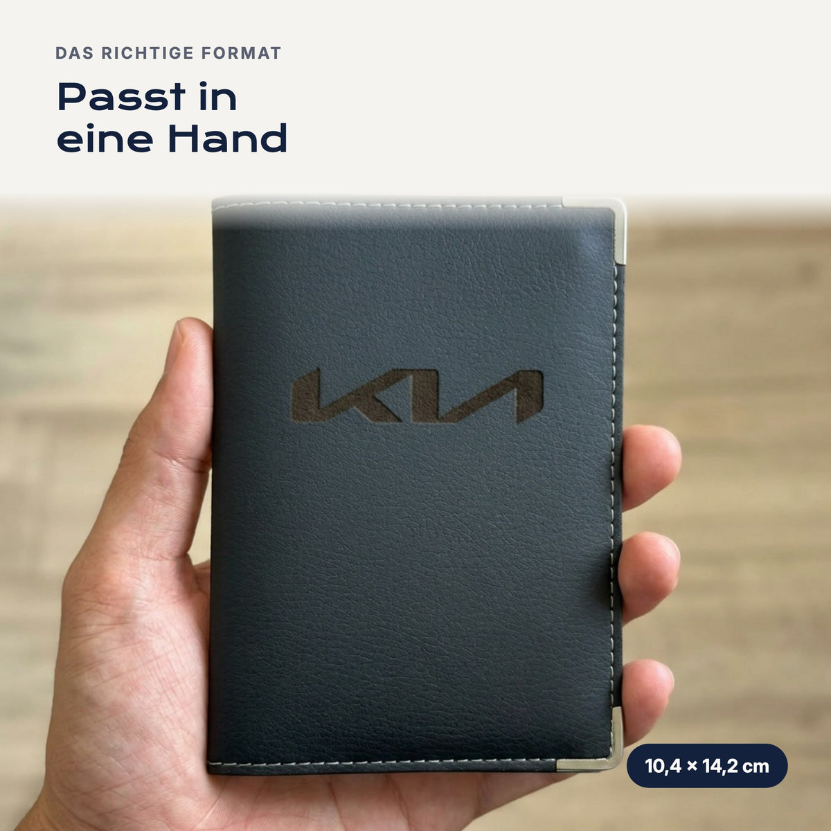 Fahrzeugscheinhülle Kia aus Kunstleder in einer Hand