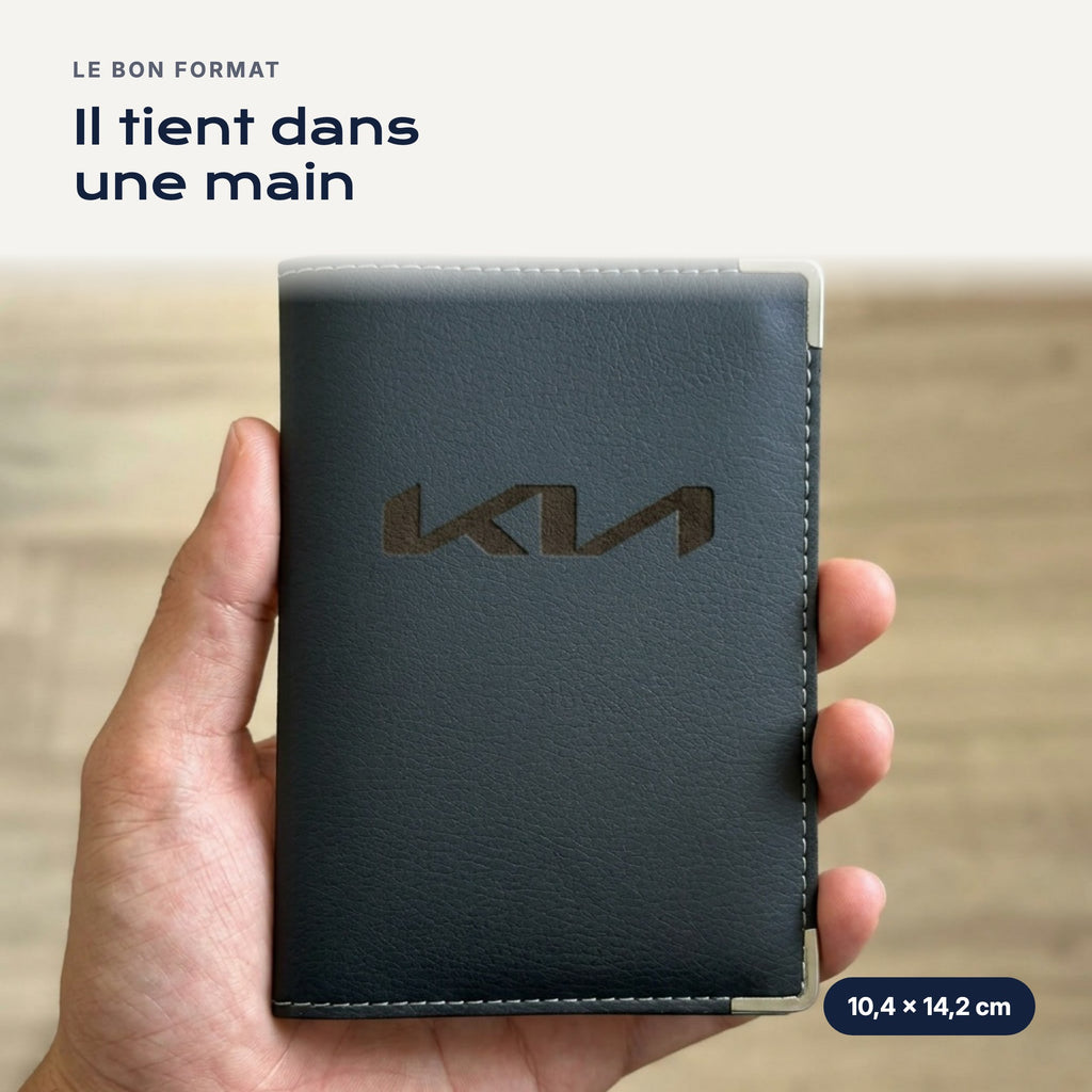 Porte-carte grise Kia en simili cuir tenu dans une main