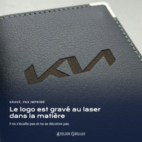 Logo Kia gravé au laser dans le simili cuir