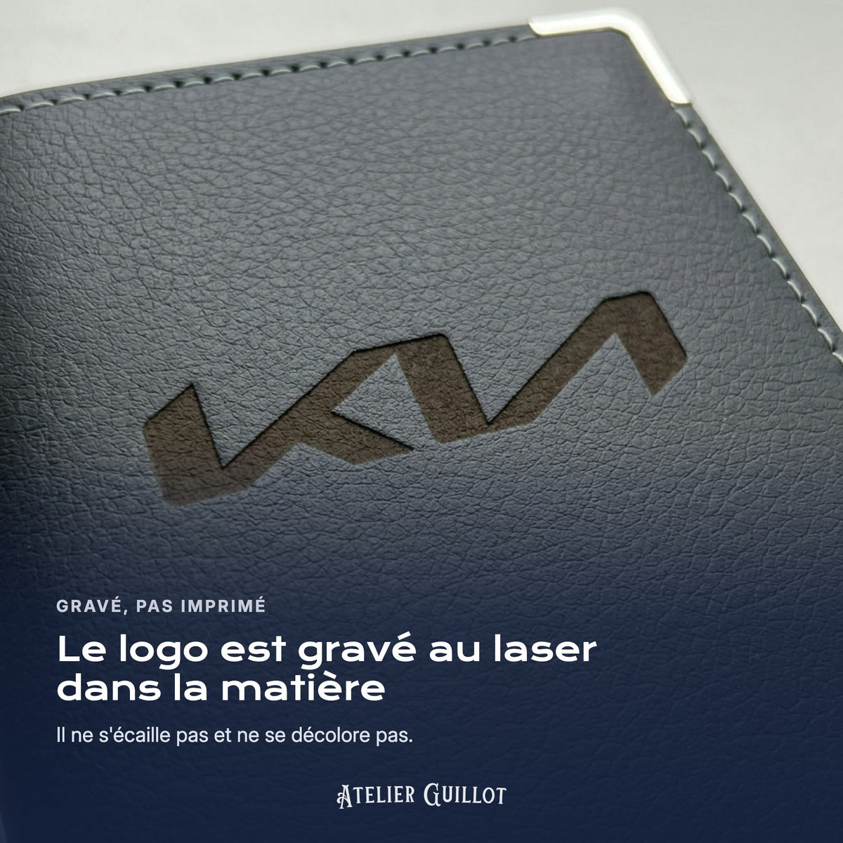 Logo Kia gravé au laser dans le simili cuir