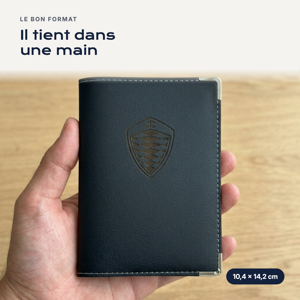 Porte-carte grise Koenigsegg en simili cuir tenu dans une main