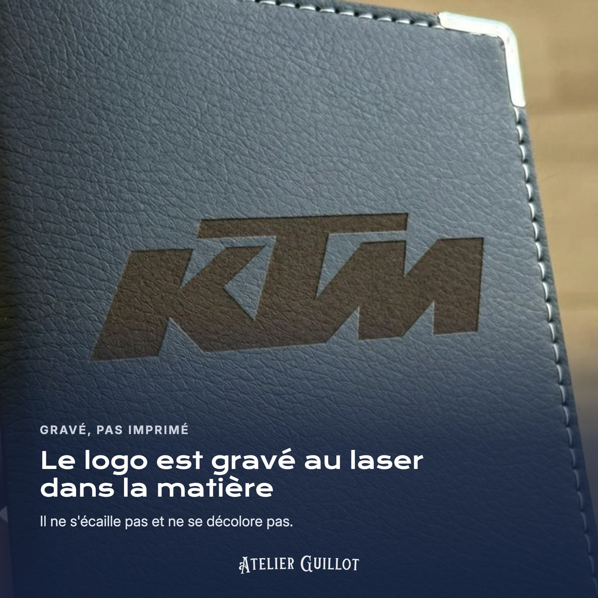 Logo KTM gravé au laser dans le simili cuir