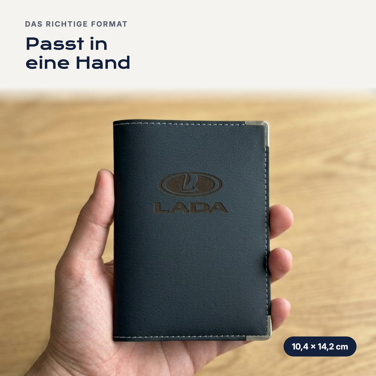 Fahrzeugscheinhülle Lada aus Kunstleder in einer Hand