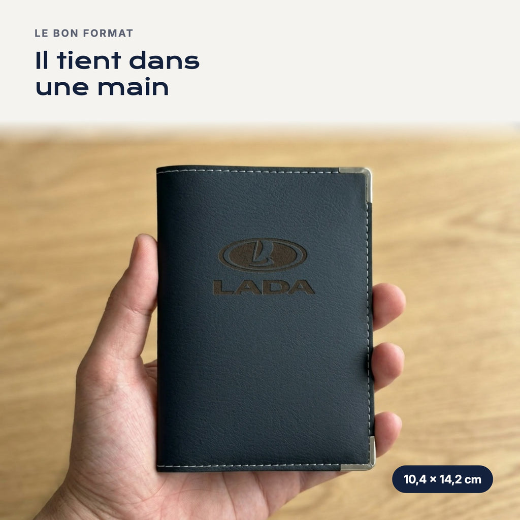 Porte-carte grise Lada en simili cuir tenu dans une main