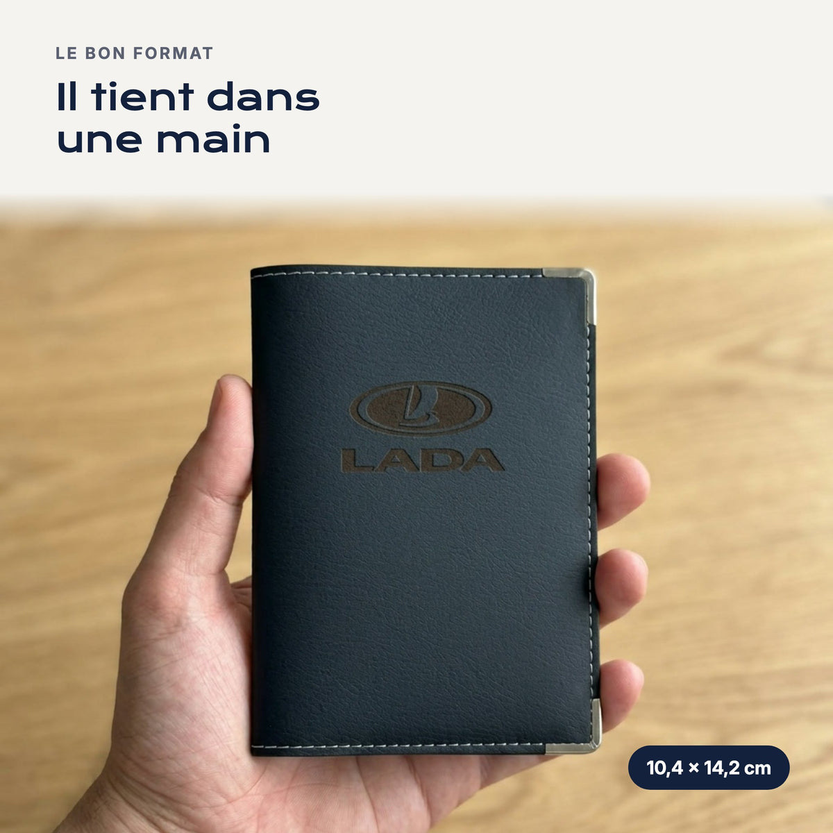 Porte-carte grise Lada en simili cuir tenu dans une main