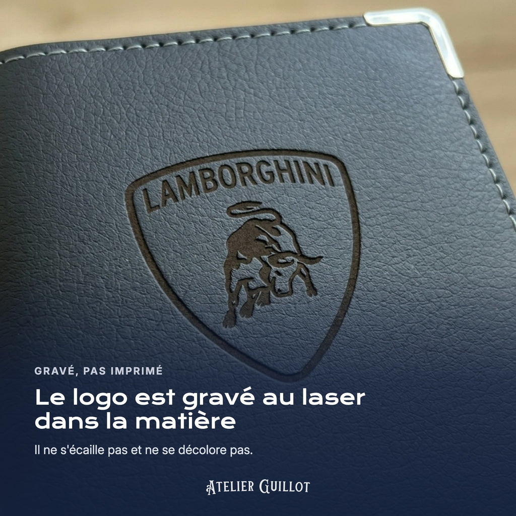 Logo Lamborghini gravé au laser dans le simili cuir