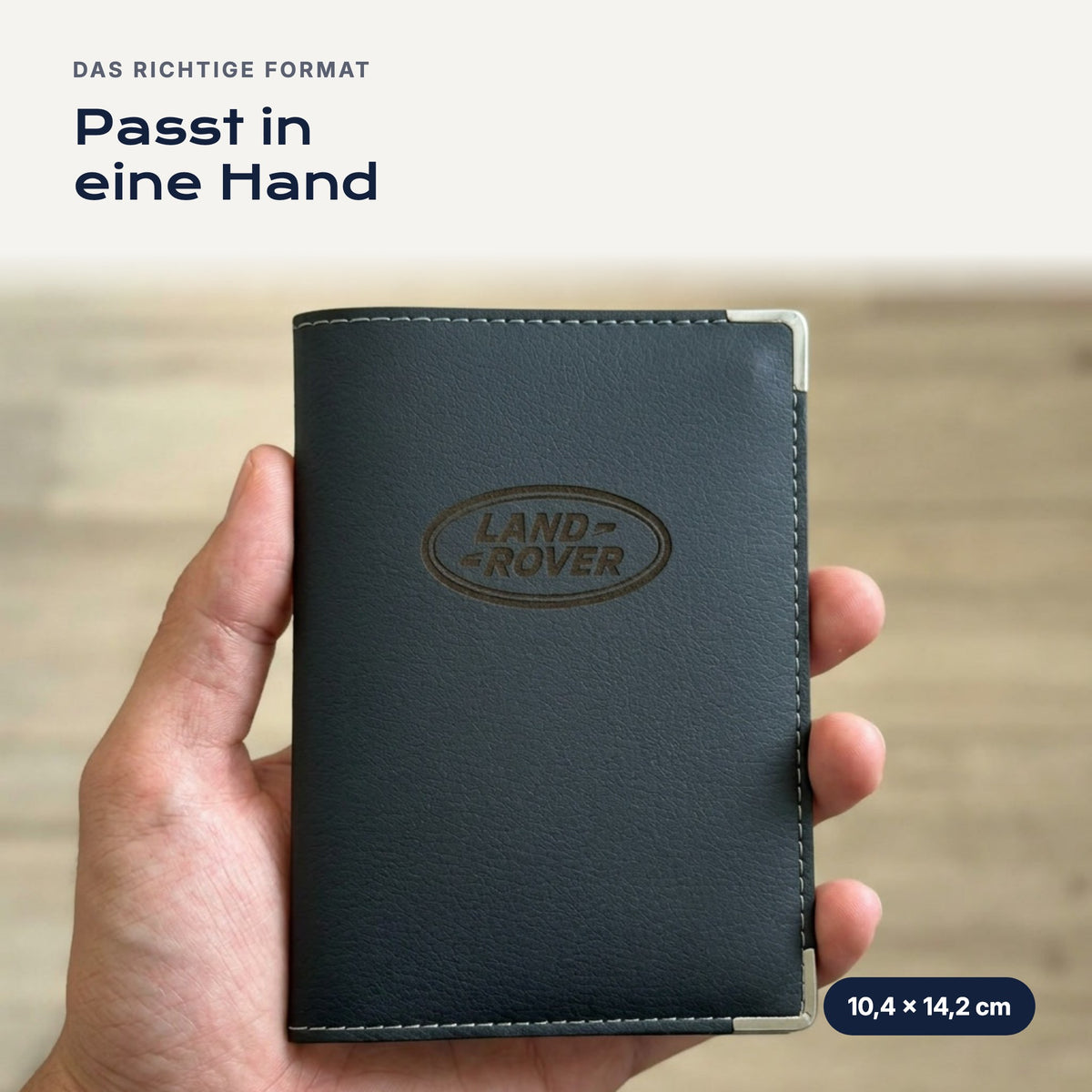 Fahrzeugscheinhülle Land Rover aus Kunstleder in einer Hand