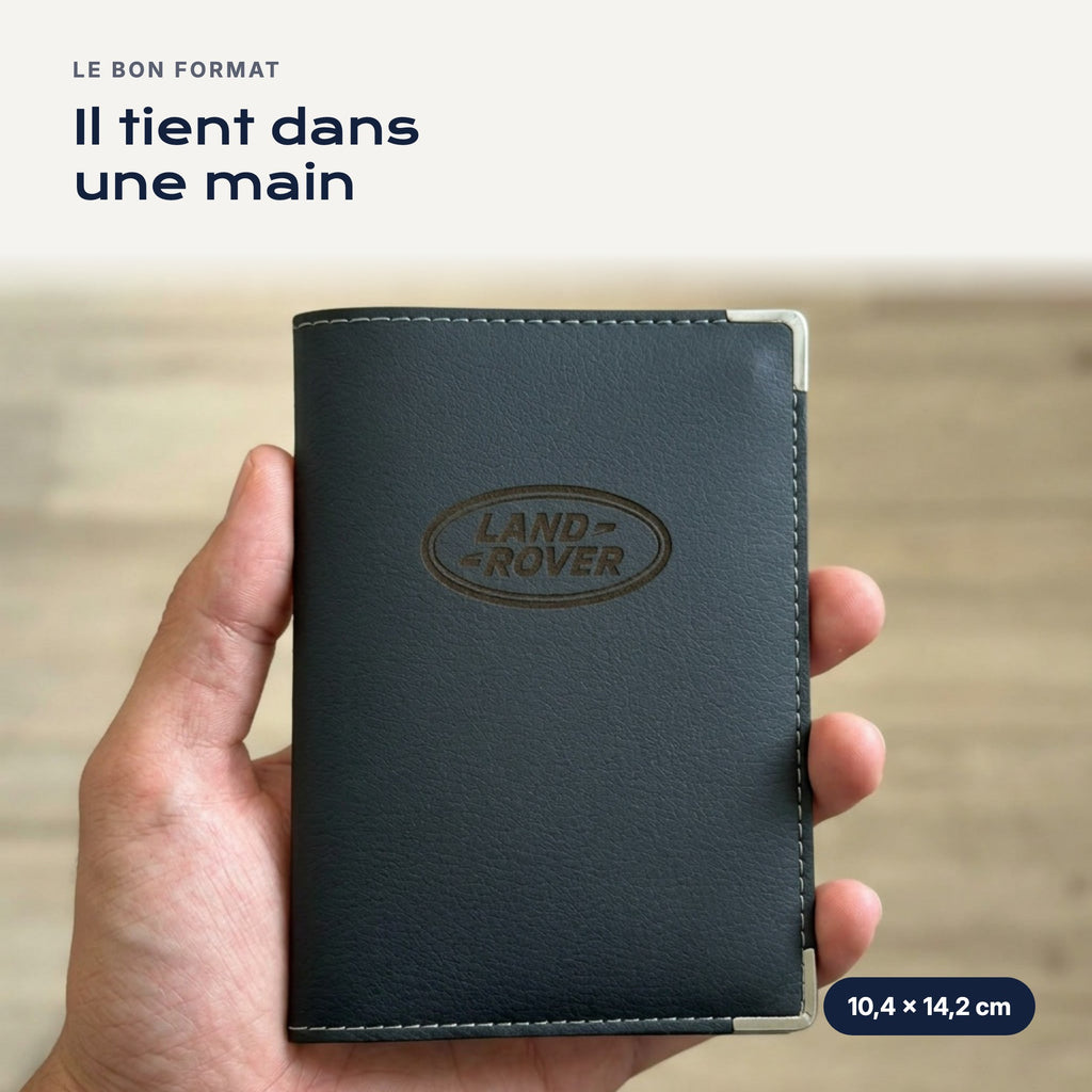 Porte-carte grise Land Rover en simili cuir tenu dans une main