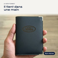 Porte-carte grise Land Rover en simili cuir tenu dans une main