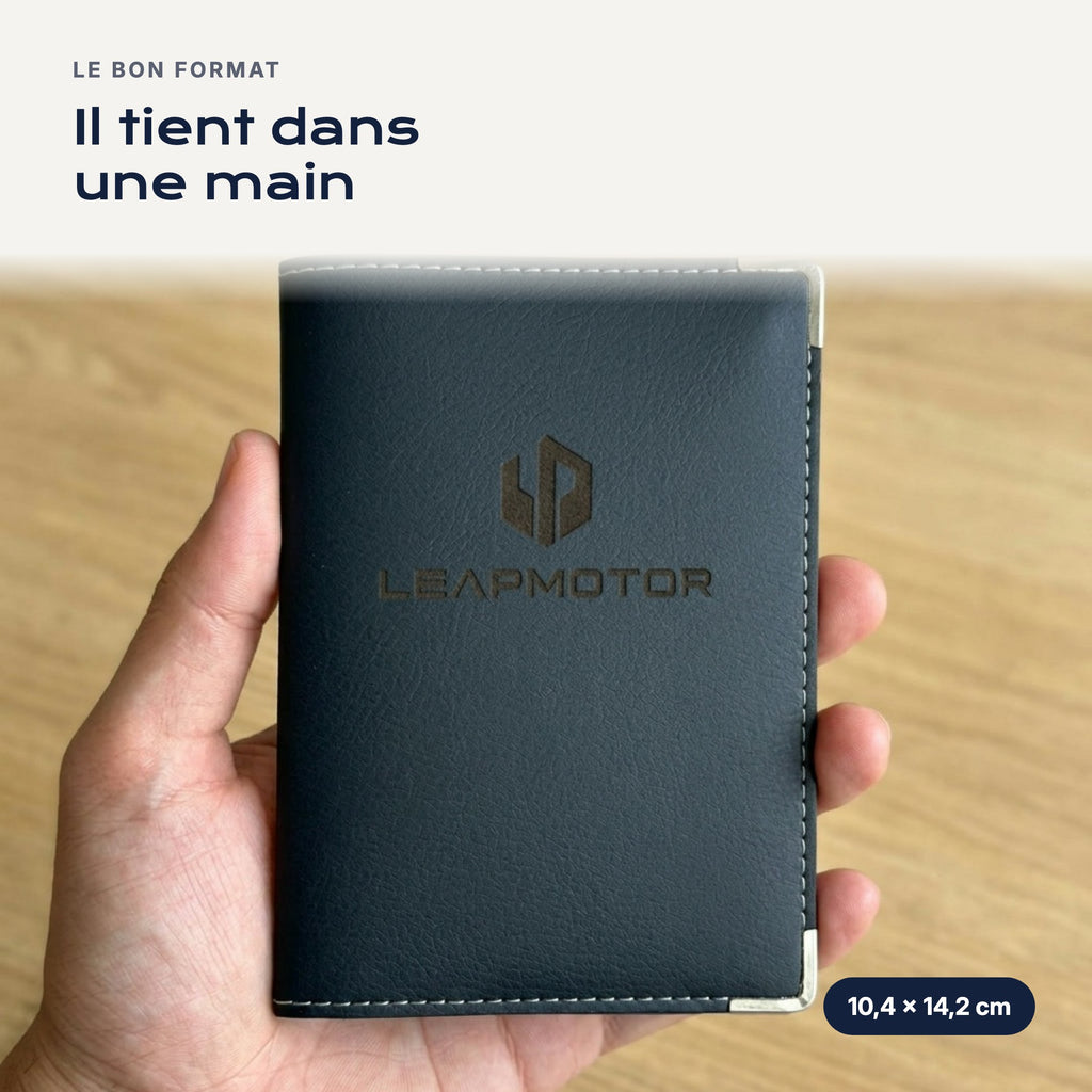 Porte-carte grise Leapmotor en simili cuir tenu dans une main