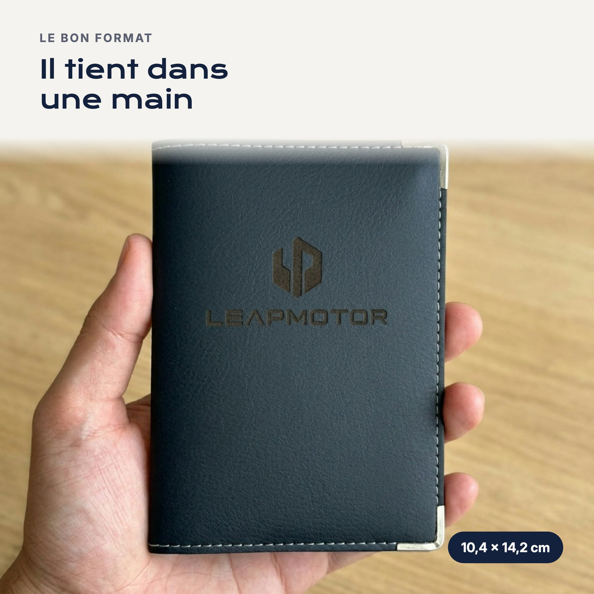 Porte-carte grise Leapmotor en simili cuir tenu dans une main
