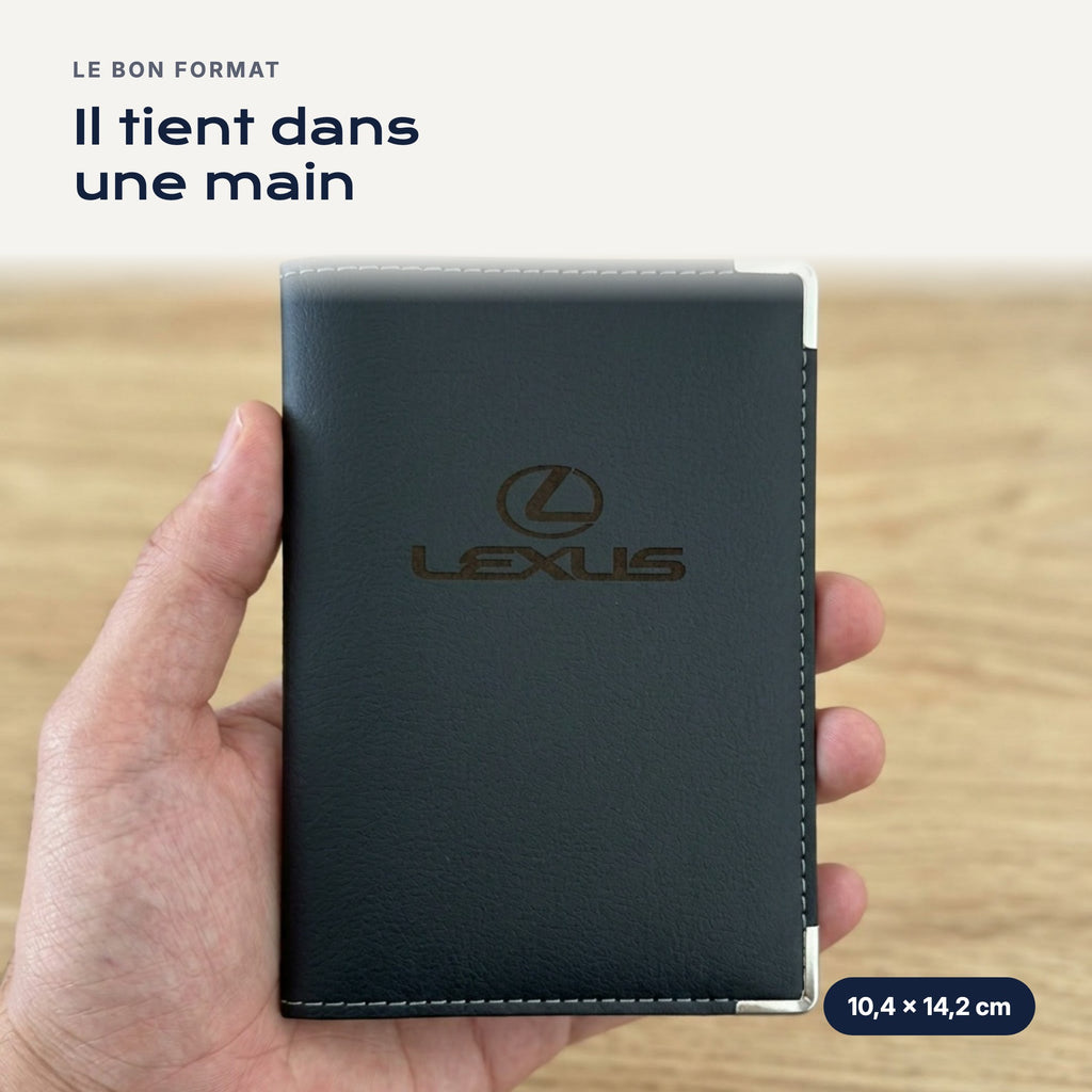 Porte-carte grise Lexus en simili cuir tenu dans une main