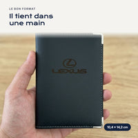 Porte-carte grise Lexus en simili cuir tenu dans une main