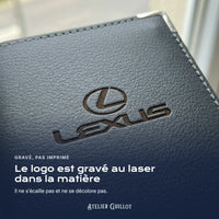 Logo Lexus gravé au laser dans le simili cuir