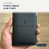 Porte-carte grise Lincoln en simili cuir tenu dans une main