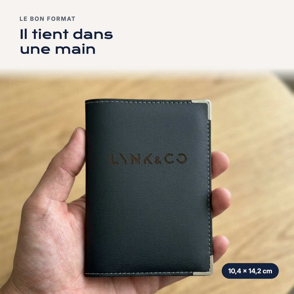 Porte-carte grise Lynk & Co en simili cuir tenu dans une main