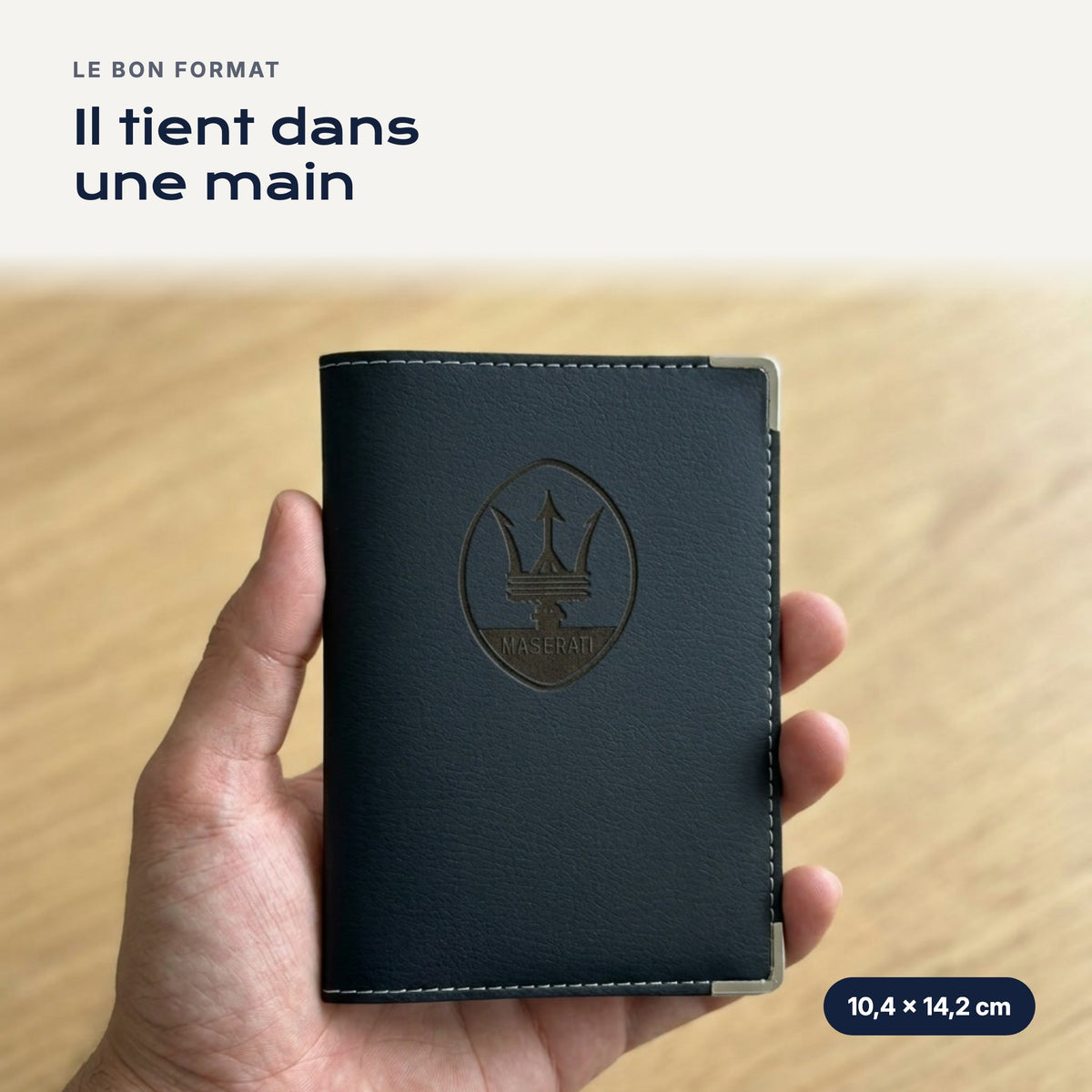 Porte-carte grise Maserati en simili cuir tenu dans une main