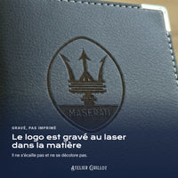 Logo Maserati gravé au laser dans le simili cuir