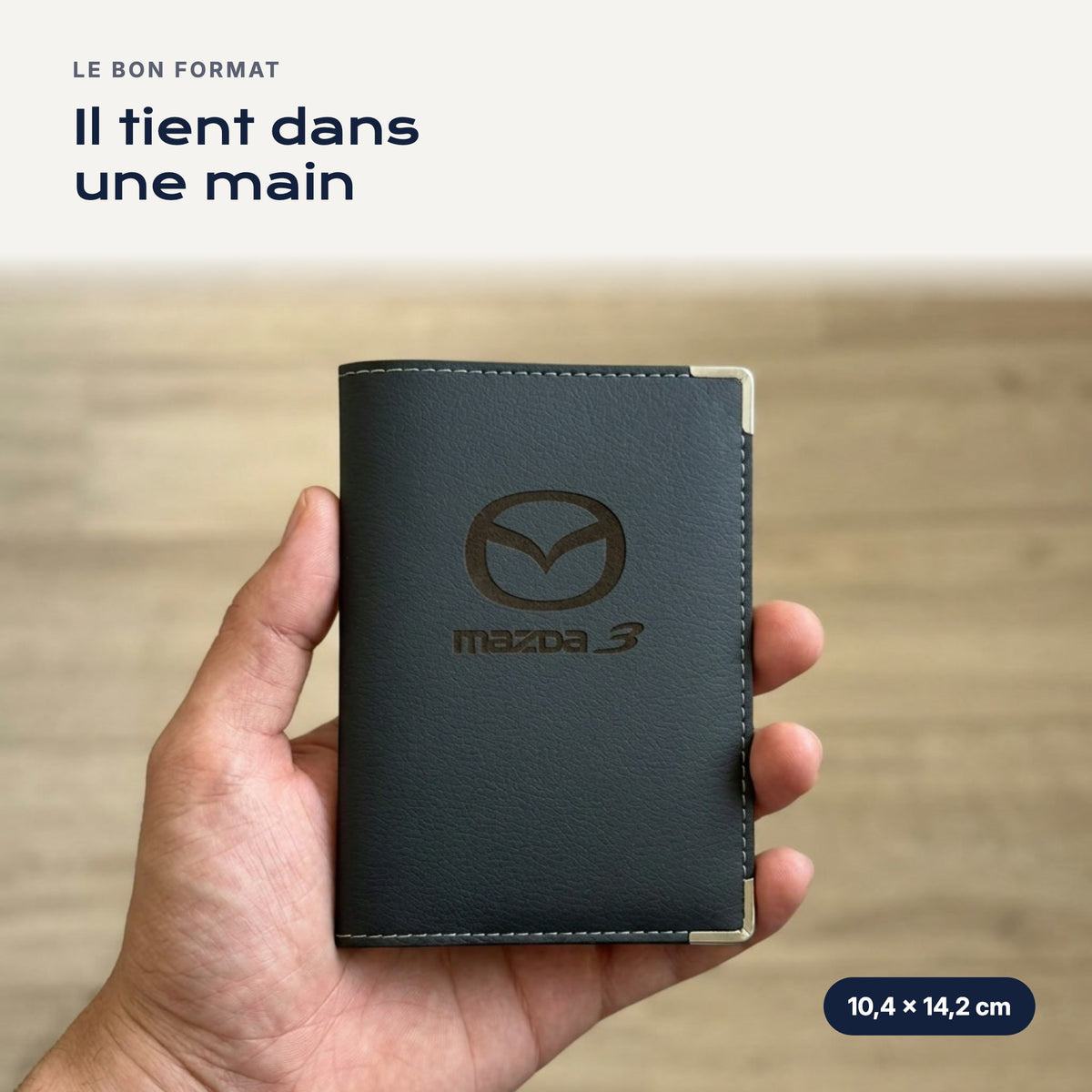 Porte-carte grise Mazda 3 en simili cuir tenu dans une main