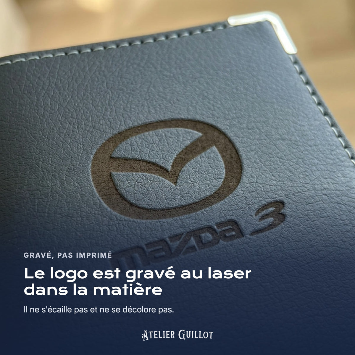 Logo Mazda 3 gravé au laser dans le simili cuir
