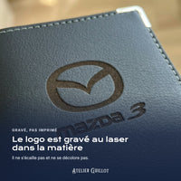 Logo Mazda 3 gravé au laser dans le simili cuir