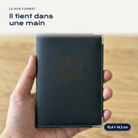 Porte-carte grise Mazda en simili cuir tenu dans une main